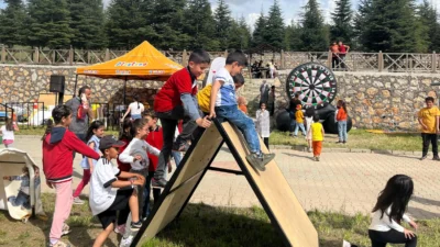Deprem bölgelerindeki çocuklar için umut taşıyan Playland Eğlence Tırı, 3.Geleneksel