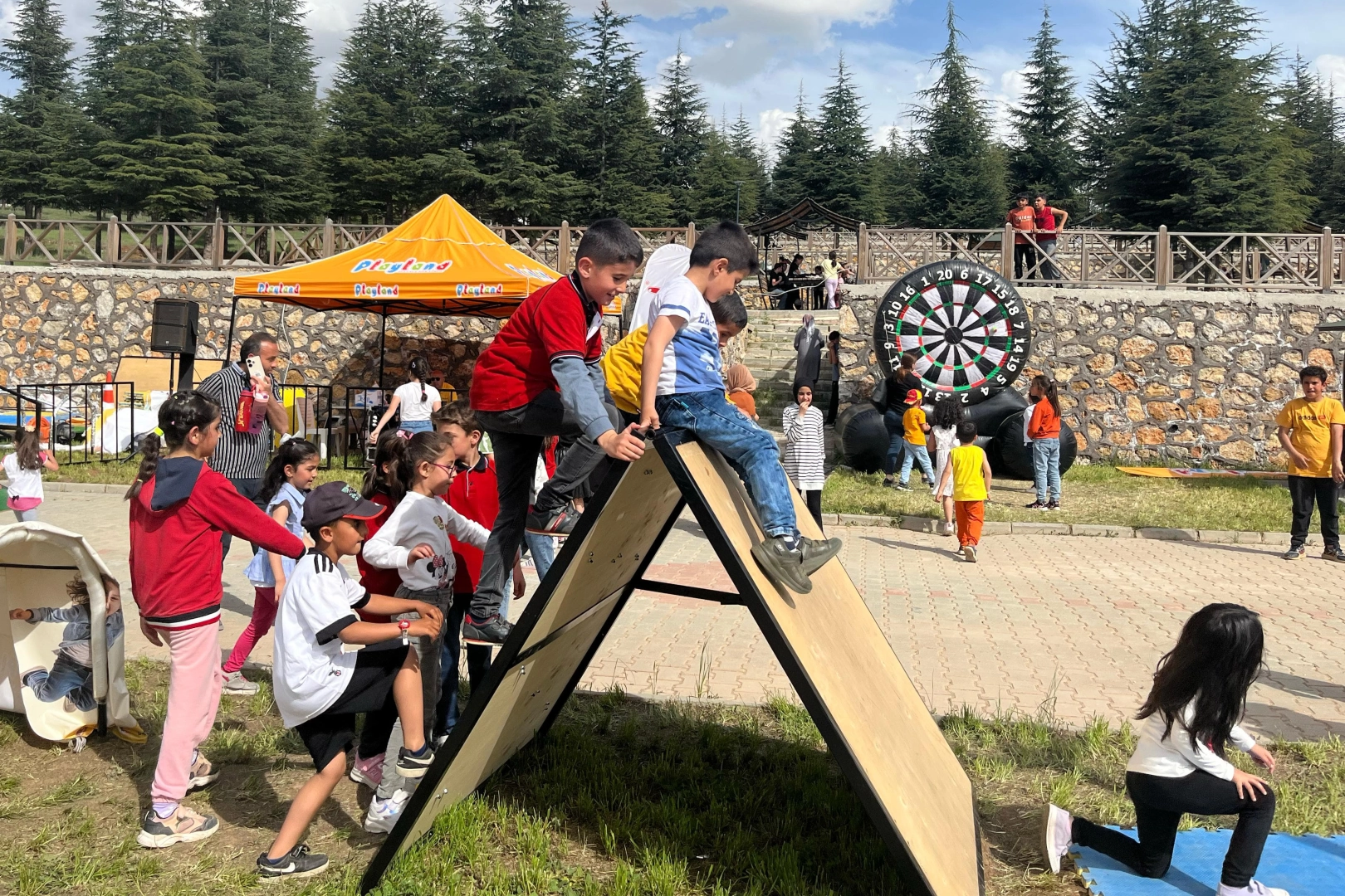 Deprem bölgelerindeki çocuklar için umut taşıyan Playland Eğlence Tırı, 3.Geleneksel