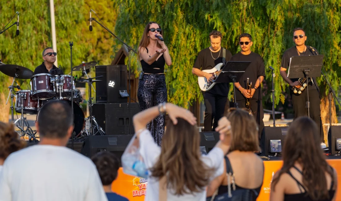 İzmir Büyükşehir Belediyesi tarafından Kültürpark’ta düzenlenen  “Yaza Merhaba Festivali” başladı.