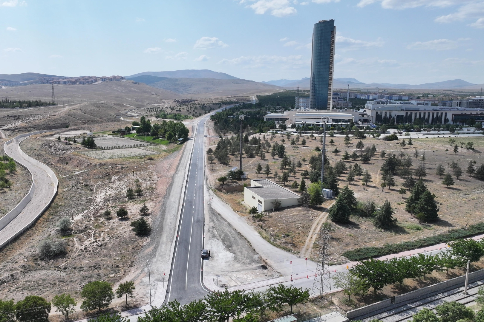 Konya Büyükşehir Belediyesi, yol yapım çalışmaları kapsamında Selçuk Üniversitesi Kampüsü