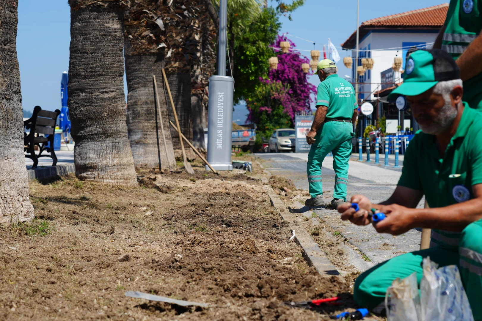 Muğla Milas Belediye Başkanı Fevzi Topuz, Güllük Mahallesi’ne ziyaret gerçekleştirerek