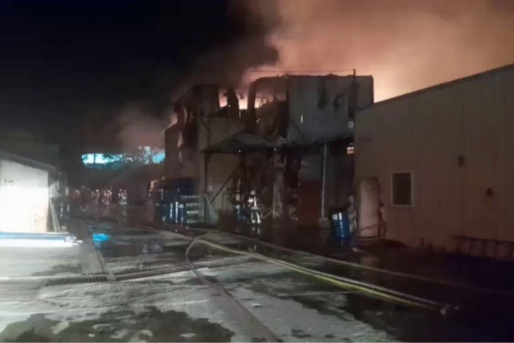 İstanbul İtfaiyesi, Çekmeköy Alemdağ Mahallesi Havacılar Caddesi’ndeki sünger fabrikasında çıkan
