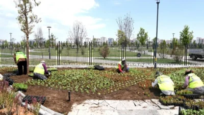 Malatya Büyükşehir Belediyesi şehirde bulunan park, refüj ve kavşakları birbirinden