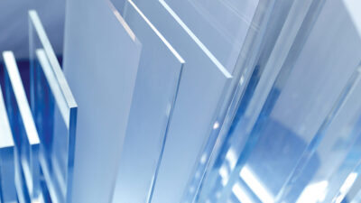 Pleksi, şeffaf ve dayanıklı bir malzeme olarak günümüzde birçok alanda