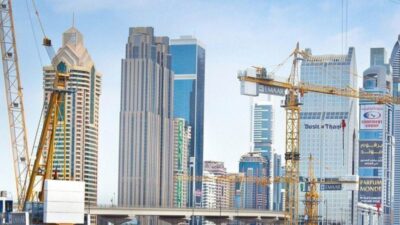 Kule vinç, inşaat sektöründe sıkça kullanılan yüksek kapasiteli kaldırma makineleridir.