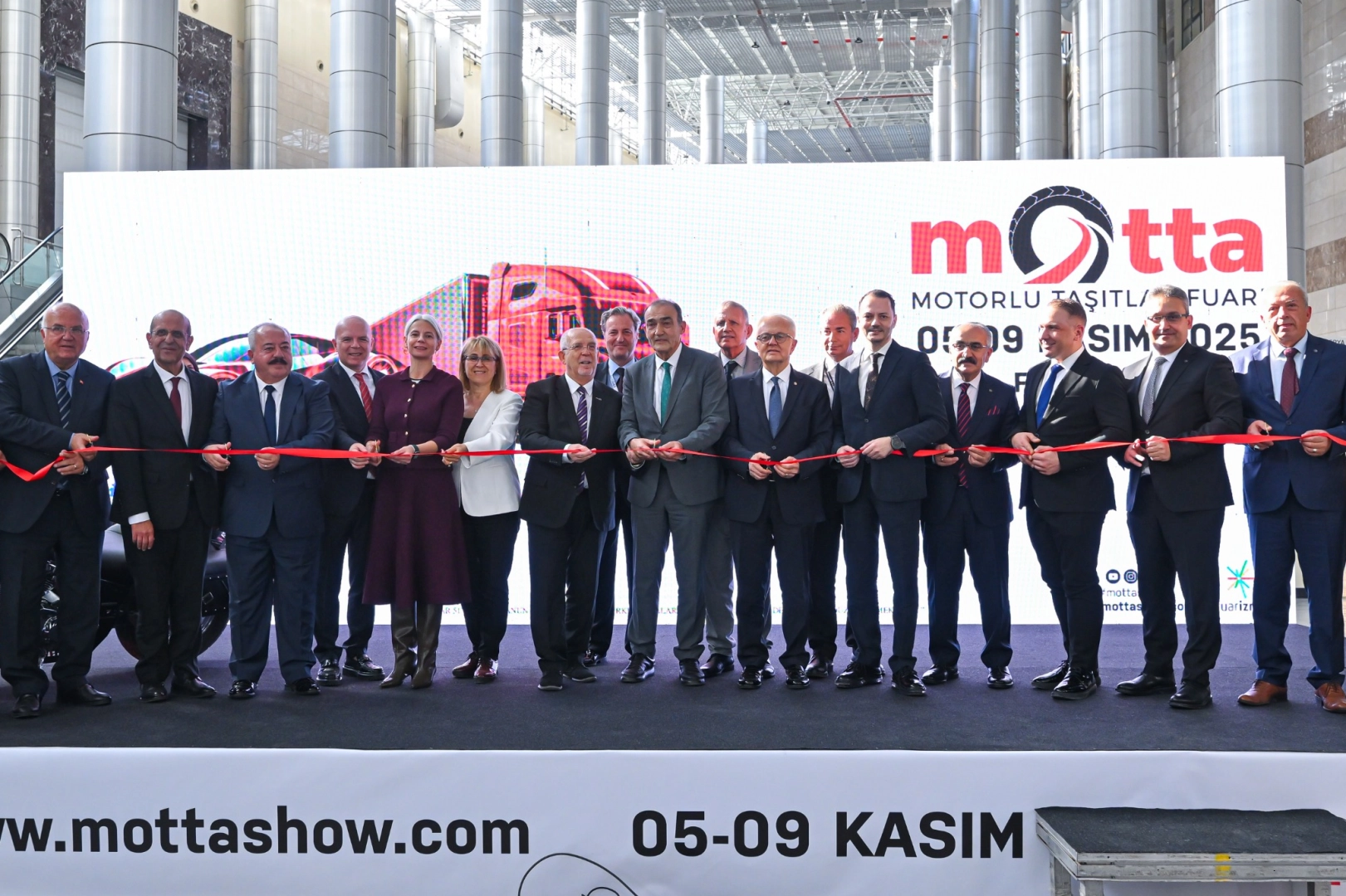 MOTTA Motorlu Taşıtlar Fuarı, Fuar İzmir’de açıldı. İlk kez düzenlenen