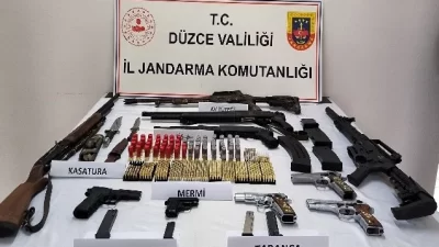 Düzce İl Jandarma Komutanlığı ekiplerince yapılan uyuşturucu ve silah operasyonunda