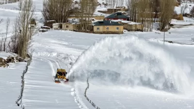 Van Büyükşehir Belediyesi, kırsal mahallelerde etkili olan kar yağışı ve