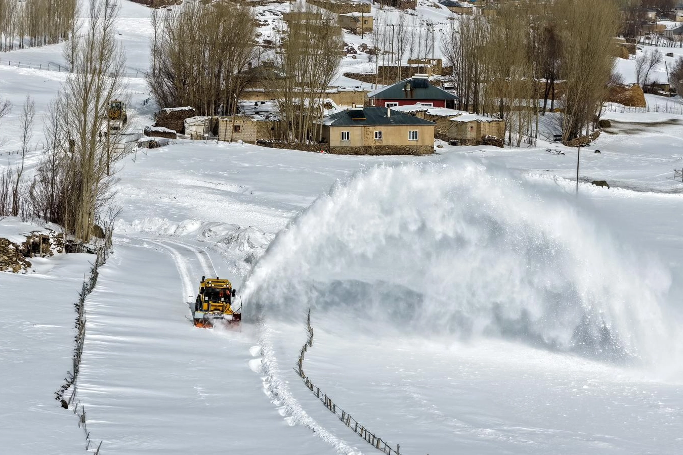 Van Büyükşehir Belediyesi, kırsal mahallelerde etkili olan kar yağışı ve